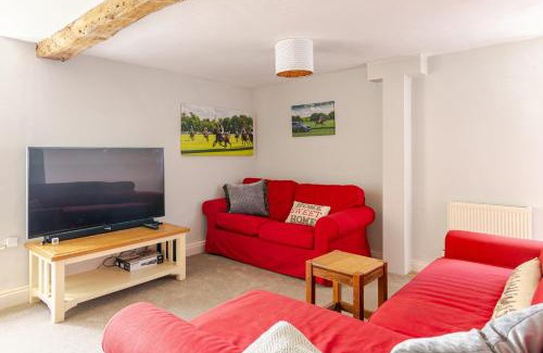 Cirencester House | Furzen Farmhouse - Quiet Alternative to a Hotel