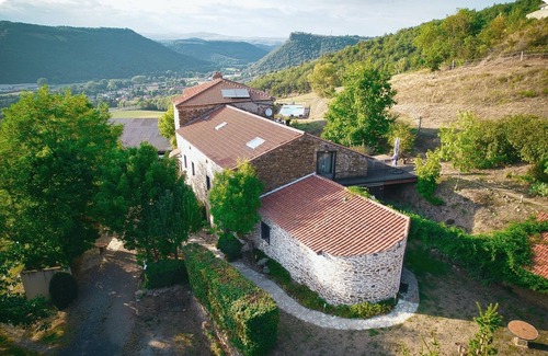 Massiac Apartment | Gîte au Sein de Notre Ferme en Pierre du Xviie Siècle