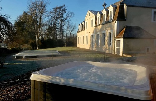 Saint-Georges-sur-Baulche House | Gîte Château de Montboulon-14 persons Swimming pool and Jacuzzi
