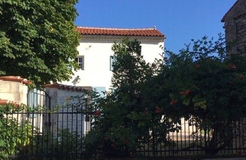 Saint-Pierre-de-Juillers House | Gîte de L'abbaye, 4 Chambres, Piscine Privée