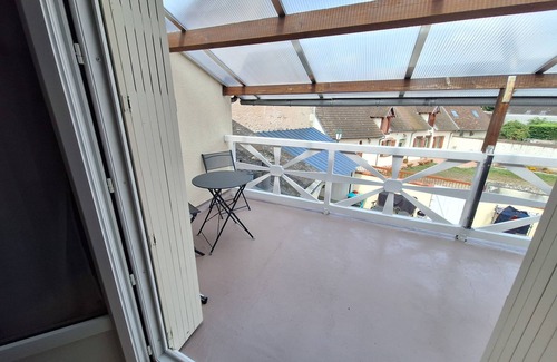 Saint-Brisson-sur-Loire Condo | Gîte de l'Olivier, furnished rooms, large living area and bar.