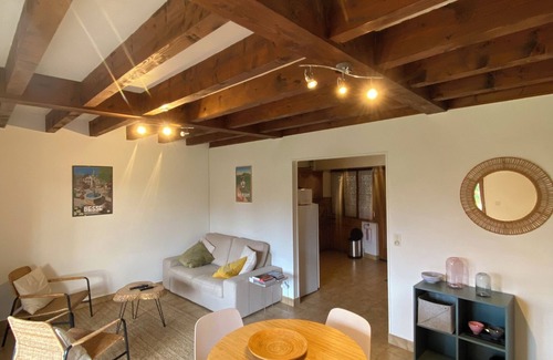 Bagnols House | Gîte en Auvergne 2/3 Pers Terrasse, Grand Jardin Tout Confort