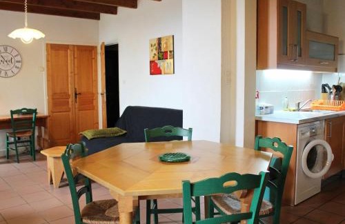 Le Mas-de-Tence House | Gîte familial en pleine nature avec cour privée, Wi-Fi et proche randonnées à Le Mas-de-Tence - FR-1-582-132