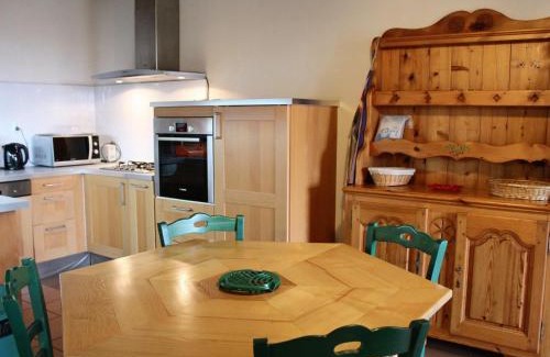 Le Mas-de-Tence House | Gîte familial en pleine nature avec cour privée, Wi-Fi et proche randonnées à Le Mas-de-Tence - FR-1-582-132