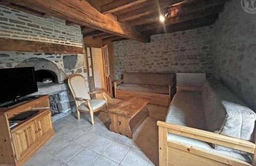 Le Crozet House | Gîte isolé au calme avec cheminée, grand jardin et chemins privés - FR-1-496-100