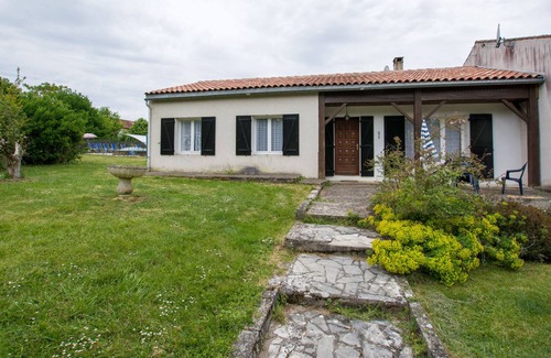 Retaud Cottage | Gîte Rétaud, 6 people, swimming pool under cover