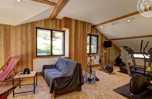 La Versanne House | Gîte rural avec cheminée, salle de jeux, espace télétravail et accès direct aux sentiers de randonnée - FR-1-496-127