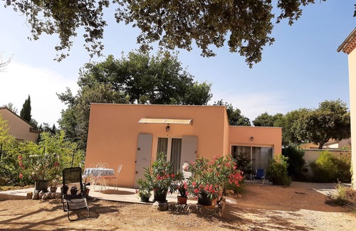 Mormoiron Apartment | Gîte sous le Chêne Vert/Ideal for cyclists and hikers/Free private parking