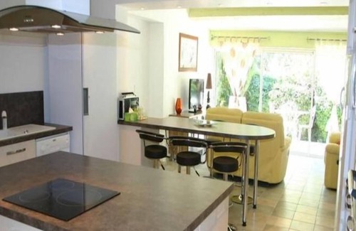 Roquebrune-sur-Argens Cottage | Gîte-Superior-Private Bathroom-Pool view-Lesquirou
