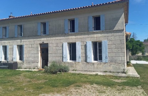 Saint-Yzan-de-Soudiac House | Gîte Terre d'Yzan - Large country house