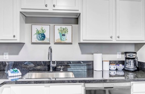 Oak Haven Apartment | ~[G] River Bank Repose Sleeps 6 Private Units~