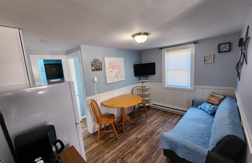 Hampton Apartment | G St Inn Unit 4 Charming 2-bedroom apartment with AC, WiFi in lovely Hampton