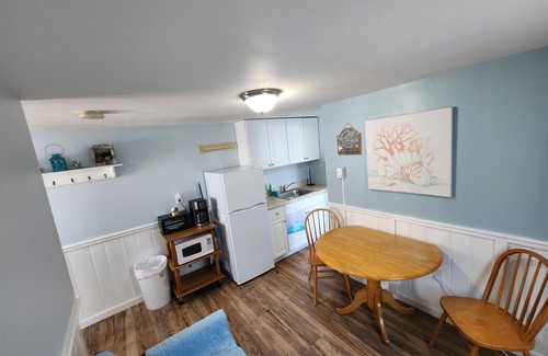 Hampton Apartment | G St Inn Unit 4 Charming 2-bedroom apartment with AC, WiFi in lovely Hampton