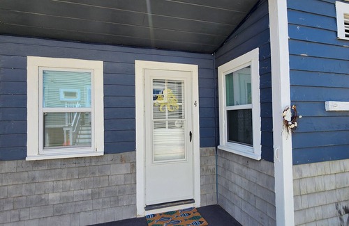 Hampton Apartment | G St Inn Unit 4 Charming 2-bedroom apartment with AC, WiFi in lovely Hampton
