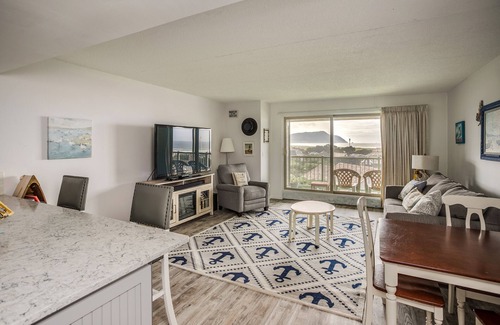 Gearhart Condo | G662 1 bedroom 3rd Floor, Elevator, No Cleaning fees allows one pet