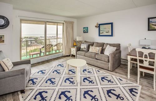 Gearhart Condo | G662 1 bedroom 3rd Floor, Elevator, No Cleaning fees allows one pet