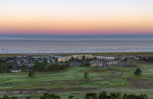 Gearhart Condo | G662 1 bedroom 3rd Floor, Elevator, No Cleaning fees allows one pet