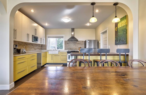 Vernon House | Gala House with views overlooking lakes and Vernon in North Okanagan