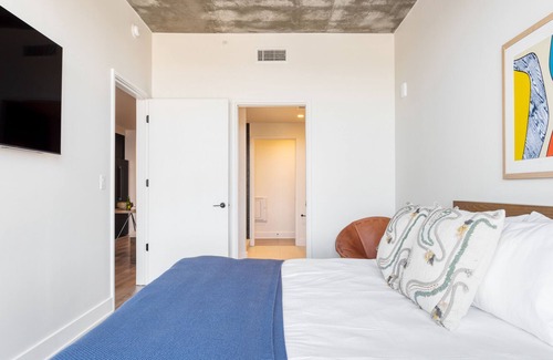 Rainey Street Historic District Apartment | Galaxy by Avantstay Brand New Condo Room in Austin w/ Amazing Amenities!