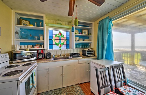 Gulf Palms House | Galveston Beach House w/Private Deck & Gulf Views