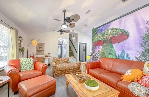 Tallahassee House | Game Room-Dogs-Fence yrd- King Bed