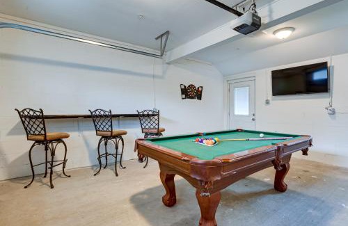 Central Business District Apartment | Game Room with Pool Table! Downtown Mobile Condo
