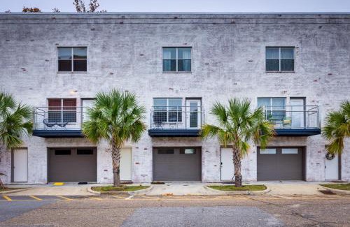 Central Business District Apartment | Game Room with Pool Table! Downtown Mobile Condo