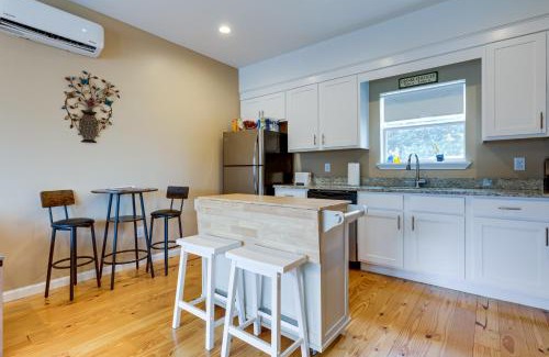 Central Business District Apartment | Game Room with Pool Table! Downtown Mobile Condo