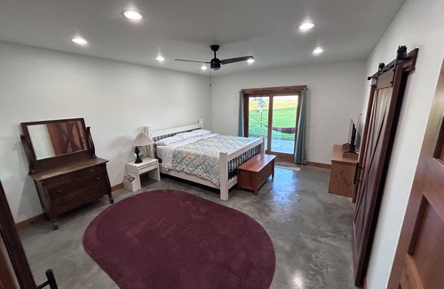 Amsterdam Other | Gameroom, Sauna, Cold Plunge, B-ball, Pizza Oven, & Campfire.