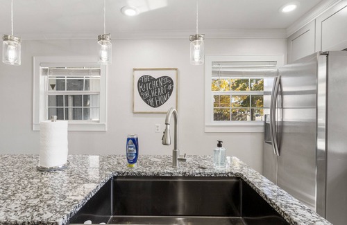 Broken Arrow House | Gameroom/Theatre room-7 Tv's-6 Beds-Spacious Kitchen-Air Hockey-PingPong-Arcade