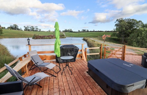 Upper Sapey Cottage | GANDER POD, pet friendly, with hot tub in Clifton Upon Teme