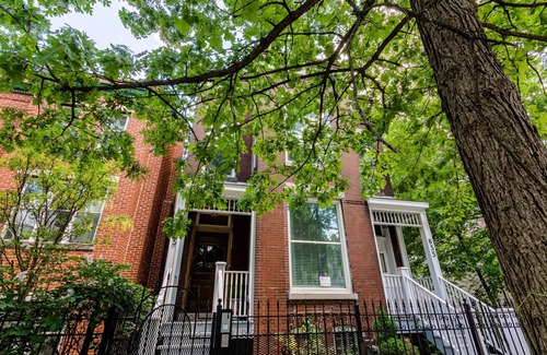 Tri-Taylor Condo | GARAGE PARKING! Stay in, Walk to Great Local Spots, Grab the CTA, or Hop on I-290 - the Perfect Location for All Your Adventures by AllSet Turnover