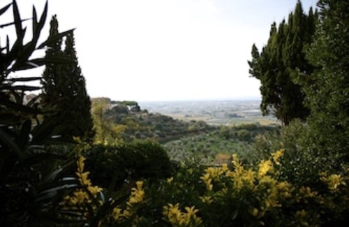 Castagneto Carducci Apartment | Garden Apartment with Sea view - hilltop Medieval village, 10' from the Beach.
