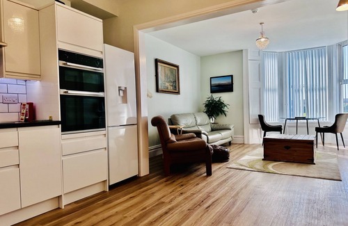 Weston-super-Mare Apartment | Garden Apartment three bedroom