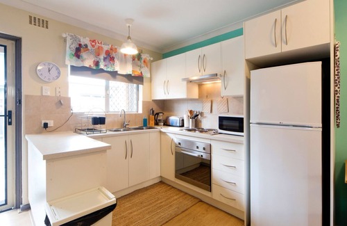 Scarborough Apartment | Garden Apartment @ Scarborough Beach - FREE Parking & WiFi