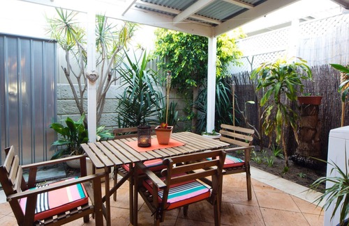 Scarborough Apartment | Garden Apartment @ Scarborough Beach - FREE Parking & WiFi