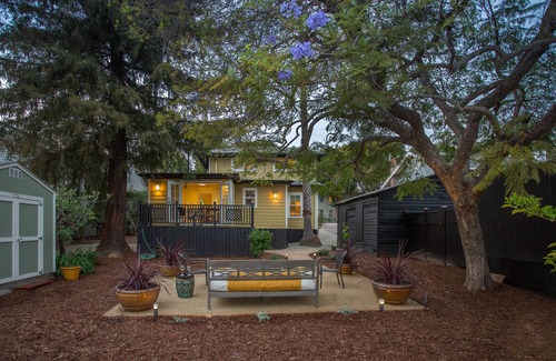 Upper East House | Garden Bungalow Gorgeous Large Backyard -Walk Everywhere - Downtown at the Parks