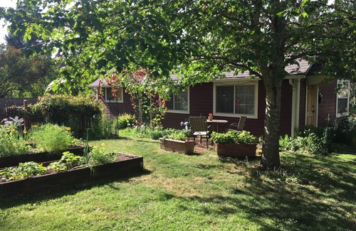 College Hill Cottage | Garden Cottage on College Hill