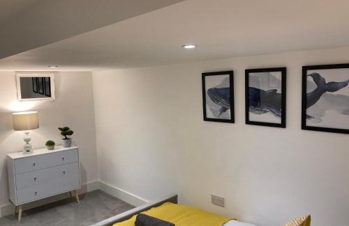 Rochester East Ward Apartment | Garden Flat in City Centre with Parking