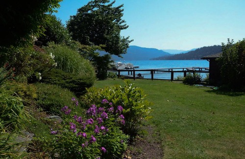 Bellingham House | Garden Guesthouse at Lakefront Manor