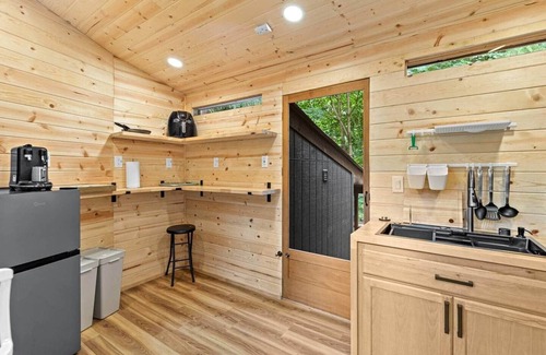 Silver Lake House | Garden Suite · 2BR Stay w/Hot Tub, Sauna & BBQ