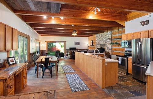 Jardine Cabin | Gardiner Getaway: your cozy cabin near Yellowstone National Park! [Unit 1]