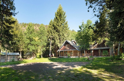 Jardine Cabin | Gardiner Getaway: your cozy cabin near Yellowstone National Park! [Unit 2]