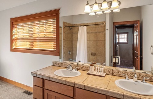 Sagle House | Garfield Bay Home | Private Boat Slip | Scenic Views