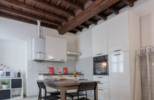 Roman Quarter Apartment | Garibaldi 10 - Garibaldi Ten