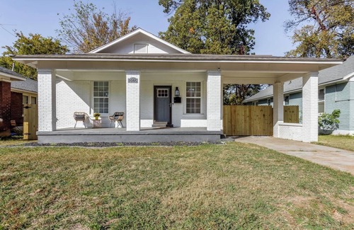 Crosstown Apartment | Gated Parking-Private Fenced Yard