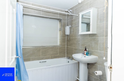 West Bromwich Apartment | "Gateway to Birmingham: Find Your Comfort Zone at 2ndHomeStays-West Bromwich!"