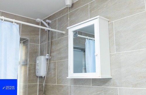 West Bromwich Apartment | "Gateway to Birmingham: Find Your Comfort Zone at 2ndHomeStays-West Bromwich!"
