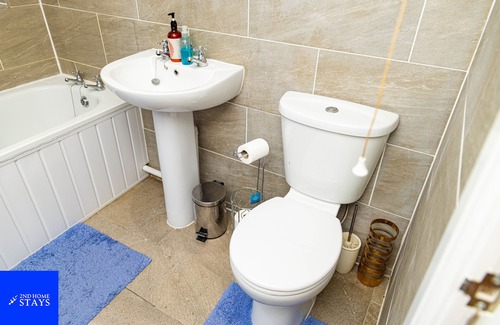 West Bromwich Apartment | "Gateway to Birmingham: Find Your Comfort Zone at 2ndHomeStays-West Bromwich!"
