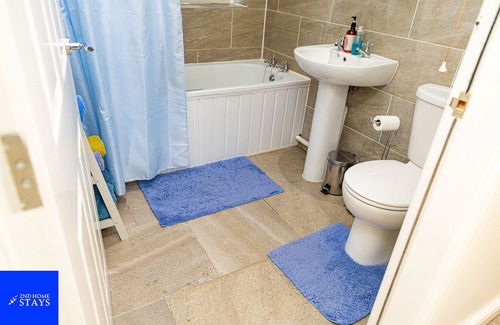 West Bromwich Apartment | "Gateway to Birmingham: Find Your Comfort Zone at 2ndHomeStays-West Bromwich!"